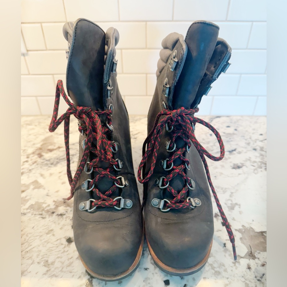 Women’s leather sorel ankle boots size 9 black